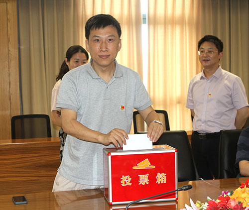 【匯聚青年力量 奮進(jìn)時代征程】創(chuàng)力集團(tuán)黨支部召開專題黨課暨預(yù)備黨員轉(zhuǎn)正黨員大會(圖5)