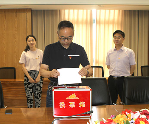 【匯聚青年力量 奮進(jìn)時代征程】創(chuàng)力集團(tuán)黨支部召開專題黨課暨預(yù)備黨員轉(zhuǎn)正黨員大會(圖6)