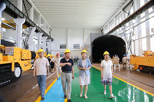 夏日送清涼 | 青浦區(qū)總工會領(lǐng)導(dǎo)赴上海創(chuàng)力集團(tuán)開展高溫慰問活動(圖2)