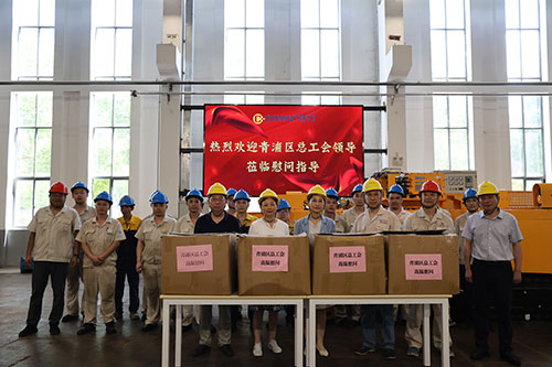 夏日送清涼 | 青浦區(qū)總工會領(lǐng)導(dǎo)赴上海創(chuàng)力集團(tuán)開展高溫慰問活動(圖1)