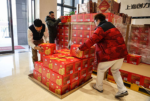  共度美好新春！上海創(chuàng)力集團為全體員工發(fā)放年貨大禮包(圖2)