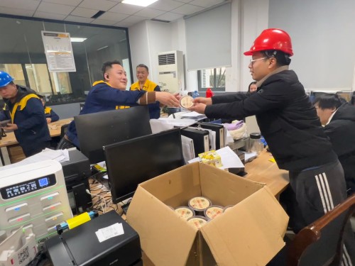 寒冬臘八暖意濃 創(chuàng)力關(guān)懷沁人心 | 上海創(chuàng)力集團為一線員工送上“暖心臘八粥”(圖1)