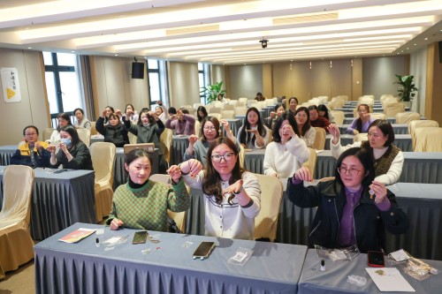 【指尖承古韻 春日聚芳華】 創(chuàng)力集團(tuán)舉辦婦女節(jié)非遺手工制作活動(圖8)