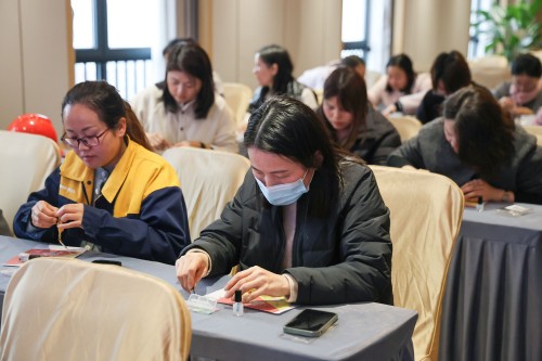 【指尖承古韻 春日聚芳華】 創(chuàng)力集團(tuán)舉辦婦女節(jié)非遺手工制作活動(圖2)
